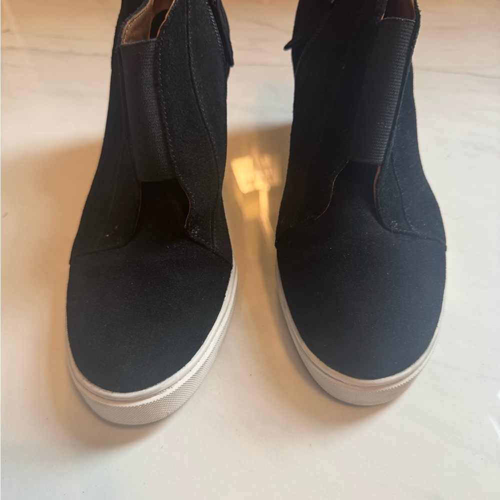 Línea Paola black suede wedge bootie
